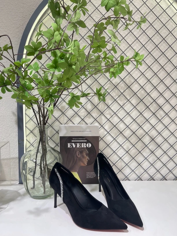 2025新款时尚水钻黑色高跟鞋细跟新款设计感小众尖头单鞋