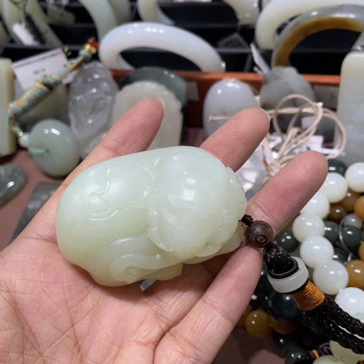 颈饰未镶嵌和田玉（白玉）