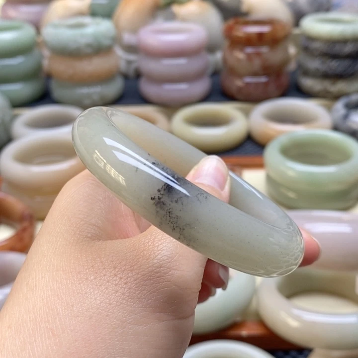 石英岩玉手镯未镶嵌