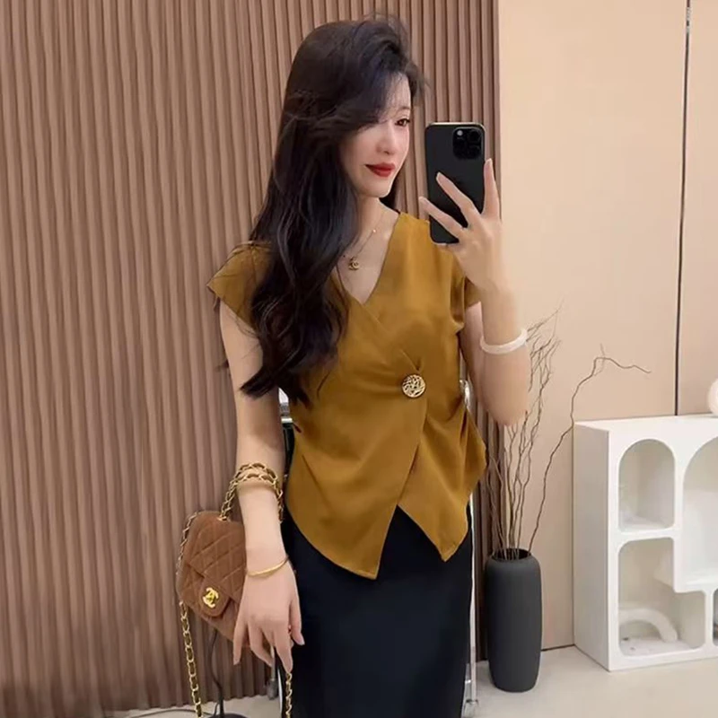 卡莲格/高级感V领纽扣设计短袖t恤女夏新款收腰显瘦时尚减龄上衣