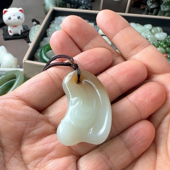 芬***芬颈饰未镶嵌和田玉