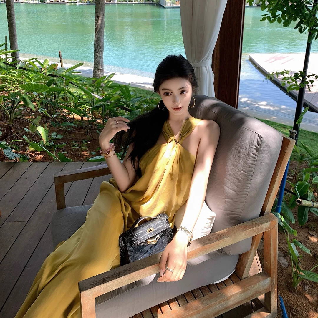 “气质姐感vibe”谁懂啊御姐系很难不爱！挂脖上衣&长裤--时尚套装