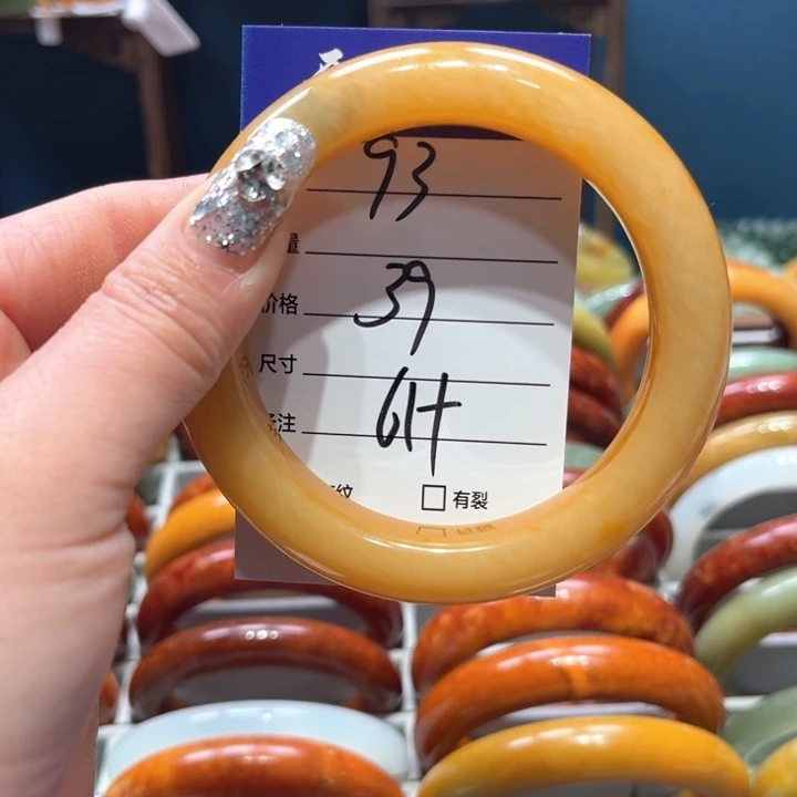蛇纹石玉手镯未镶嵌些**间