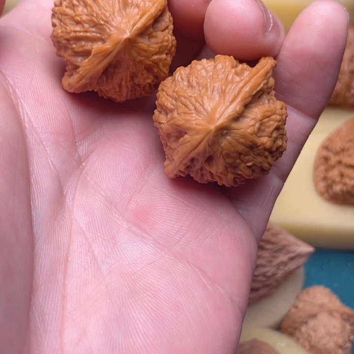 文玩核桃把件34.5一抹红