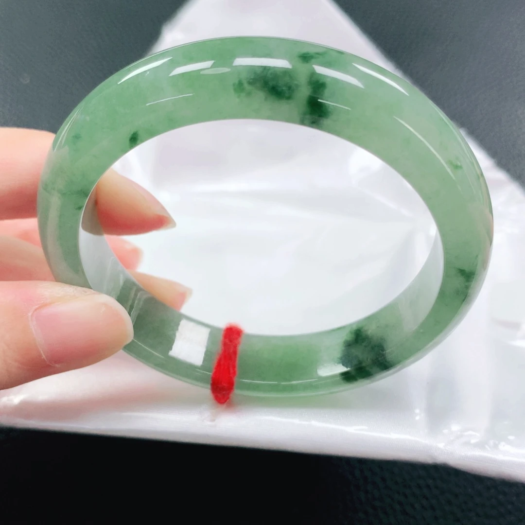 翡翠手镯未镶嵌54圈