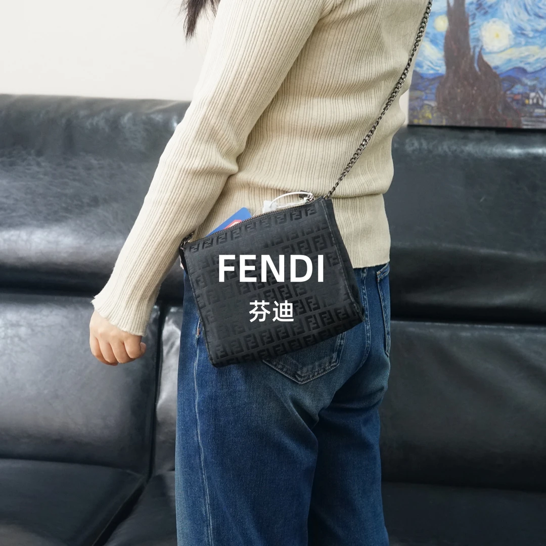 95新 FENDI/芬迪 黑花斜挎包/FYSZ11428055/8055