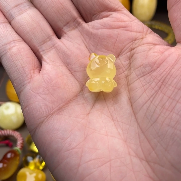 琥珀未镶嵌颈饰如图