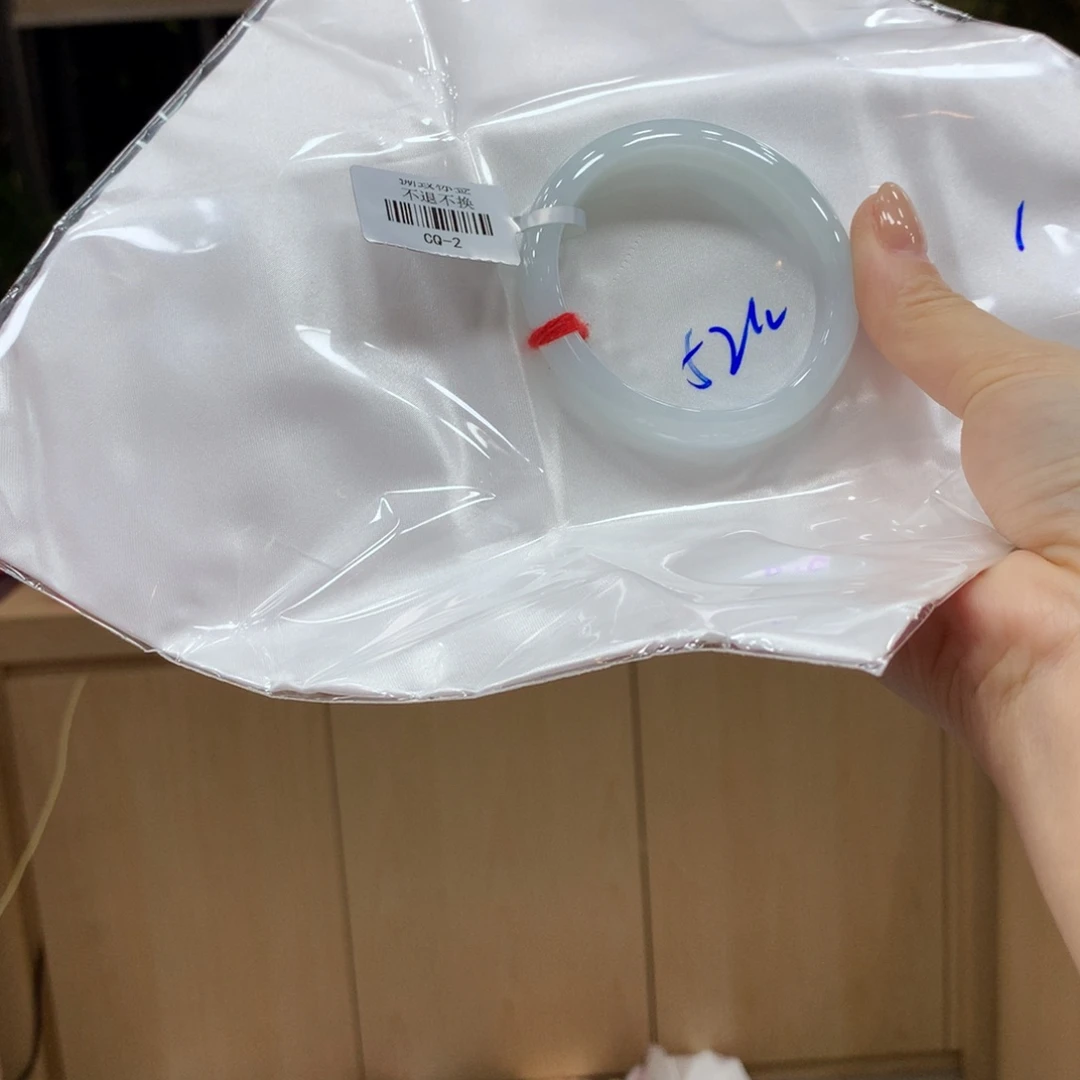 翡翠手镯未镶嵌不退不换