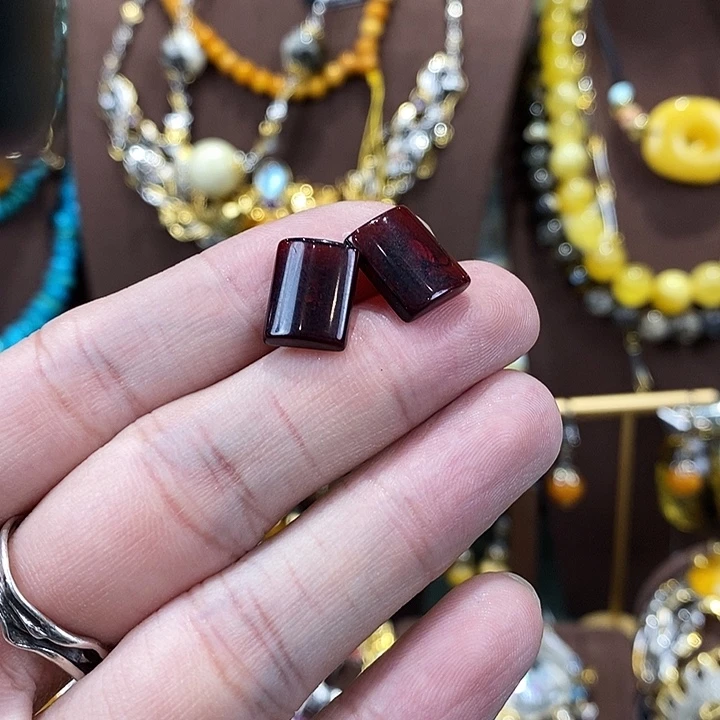 琥珀未镶嵌颈饰多人