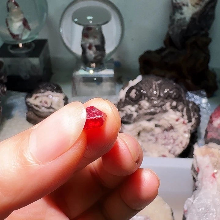 小***子天然辰砂天然朱砂原矿石马料单晶0.7克