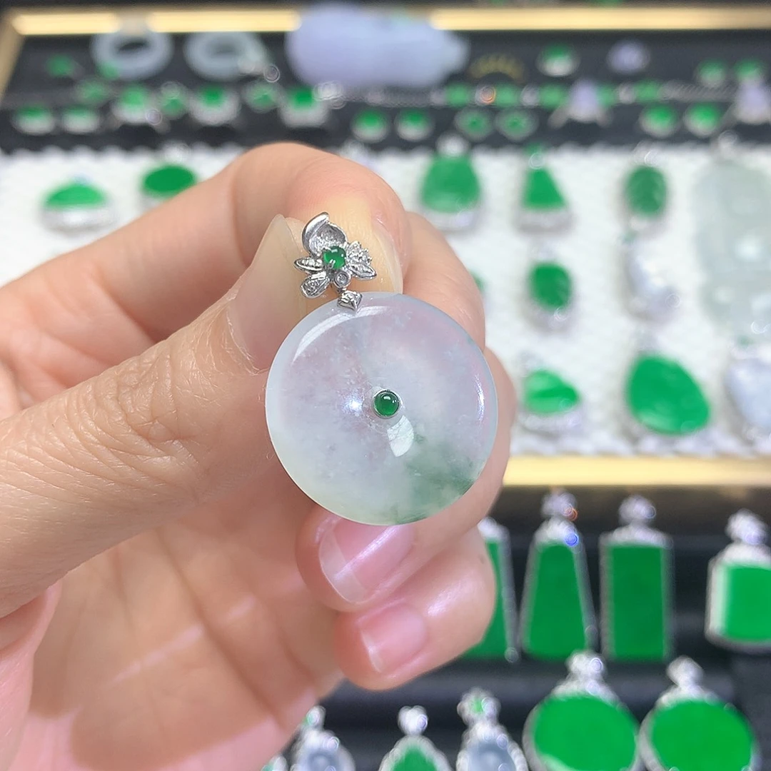 颈饰18K金镶嵌翡翠吊坠