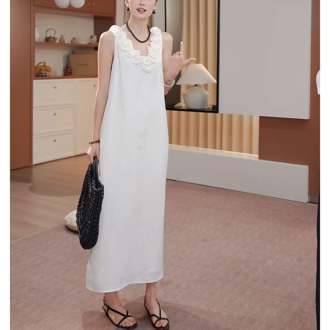 宽松时尚高级感连衣裙2025夏季新款无袖百搭纯色花朵装饰中长裙女