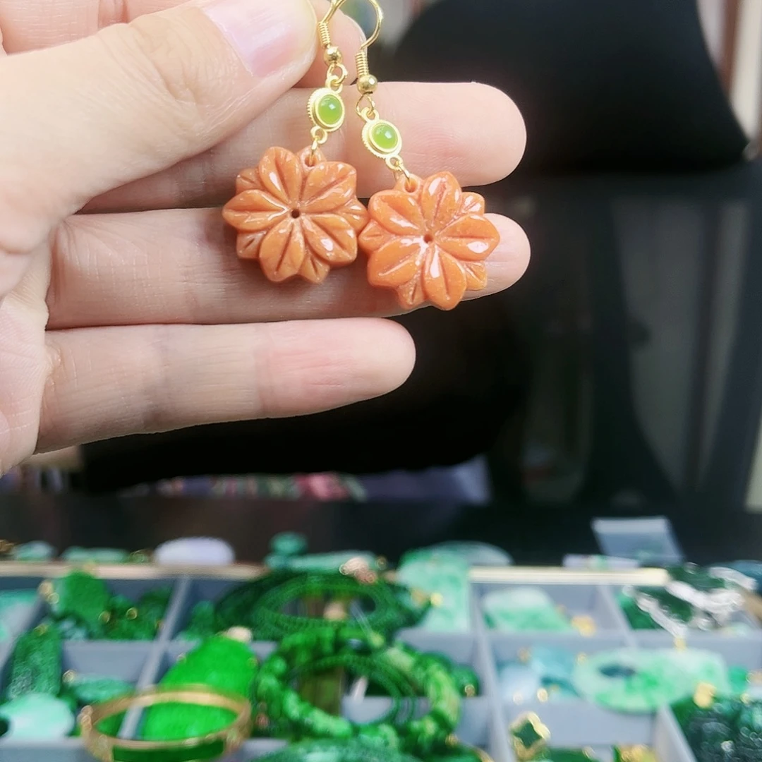 翡翠颈饰未镶嵌耳饰