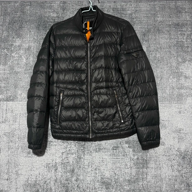 未使用 Prada/普拉达  三角标薄款羽绒服上衣 48码 43432