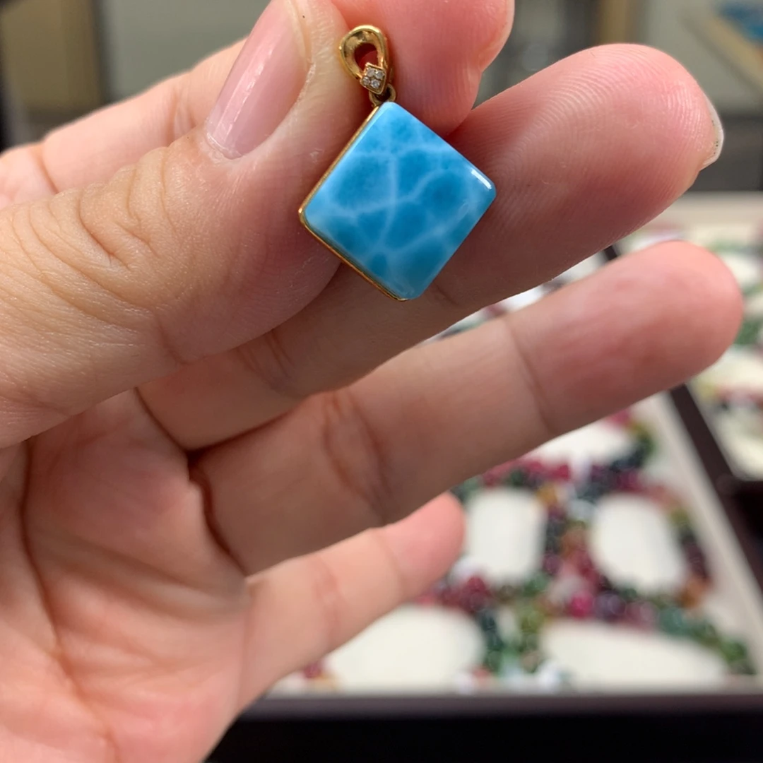 18K金镶嵌针钠钙石（海纹石）颈饰吊坠
