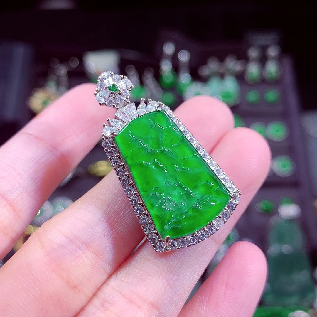 翡翠未镶嵌颈饰矿****?天然