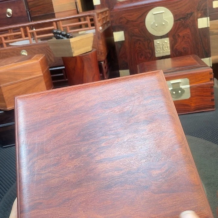 木20。20。12红谭盒子里