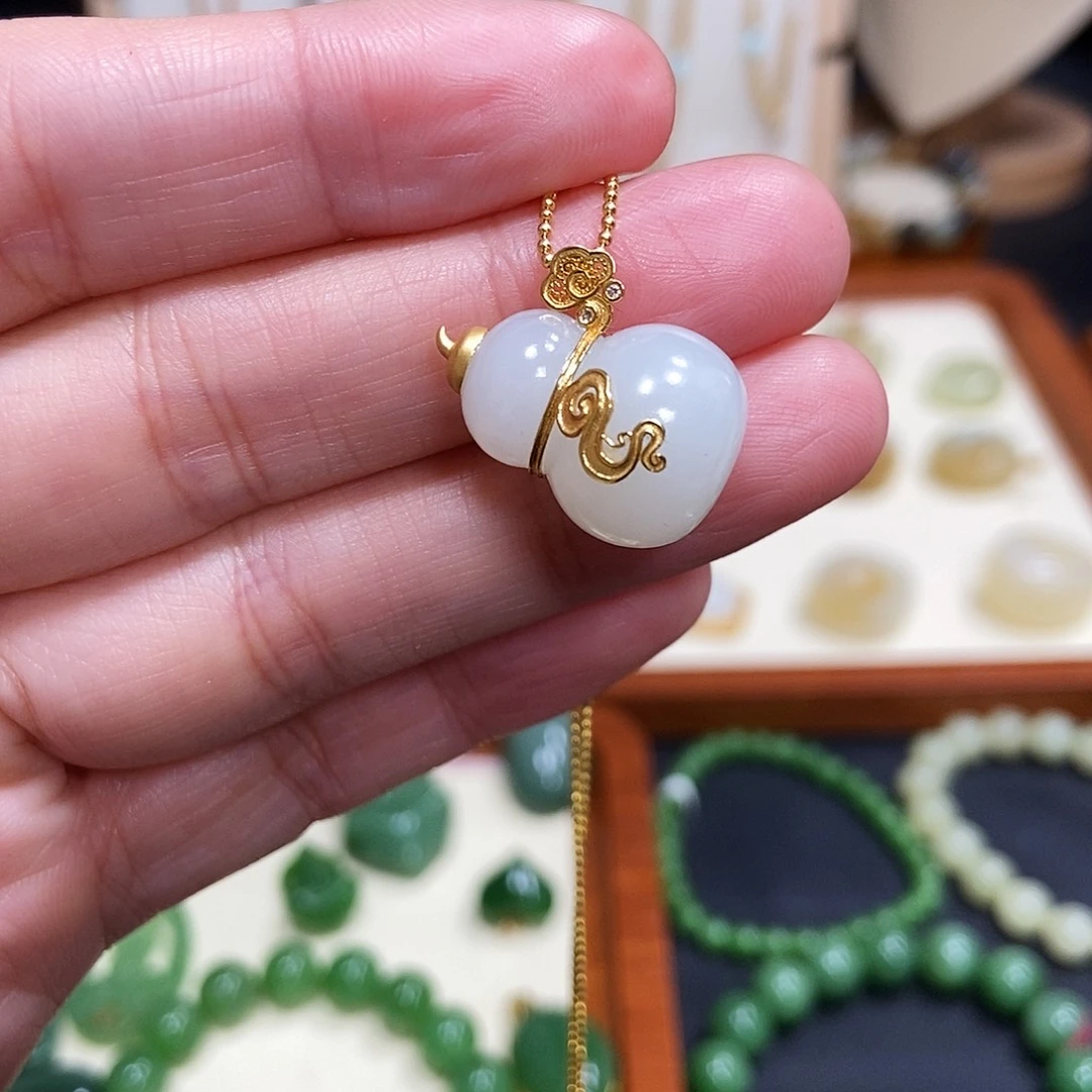 和田玉18K金镶嵌吊坠(赠链)