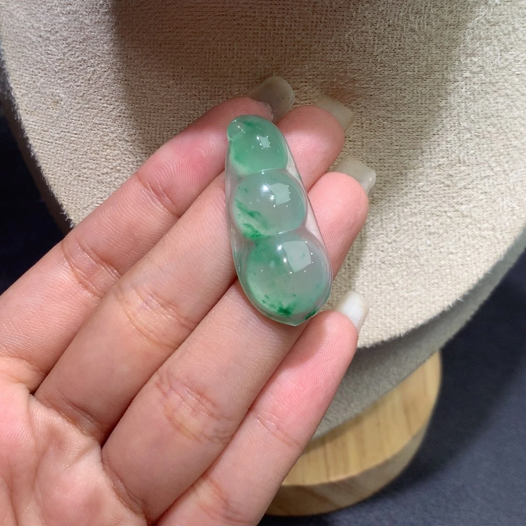 颈饰未镶嵌石英质玉（非洲翠）