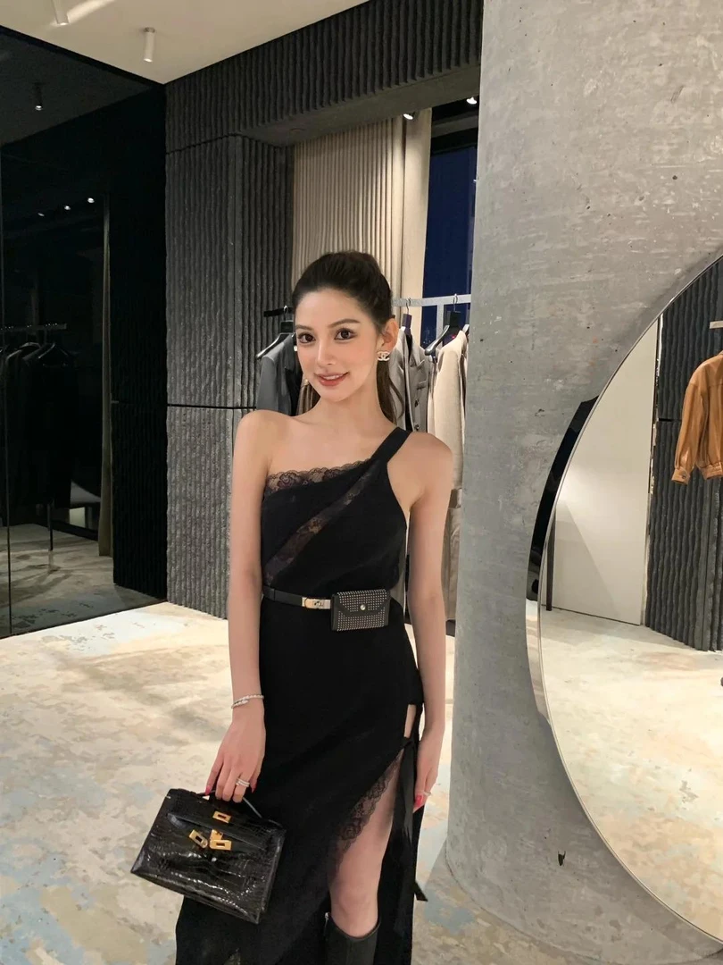 2026春季新款气质名媛时尚黑色蕾丝拼接性感纯欲斜肩包臀连衣裙女