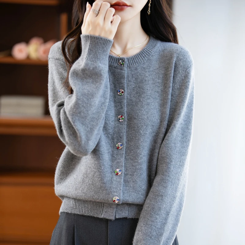 春竹秋冬新款羊毛衫韩版设计彩扣圆领网红洋气炸街女装气质上衣