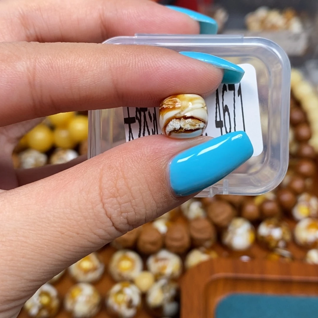 蜜蜡未镶嵌珠宝奇石4671