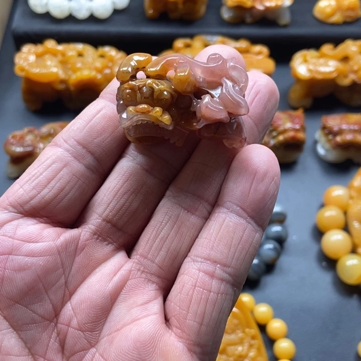 石英质玉（黄龙玉）未镶嵌颈饰