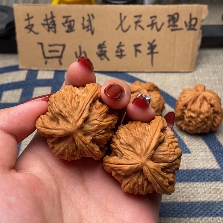 玩***桃文玩核桃吊坠白狮子正奔