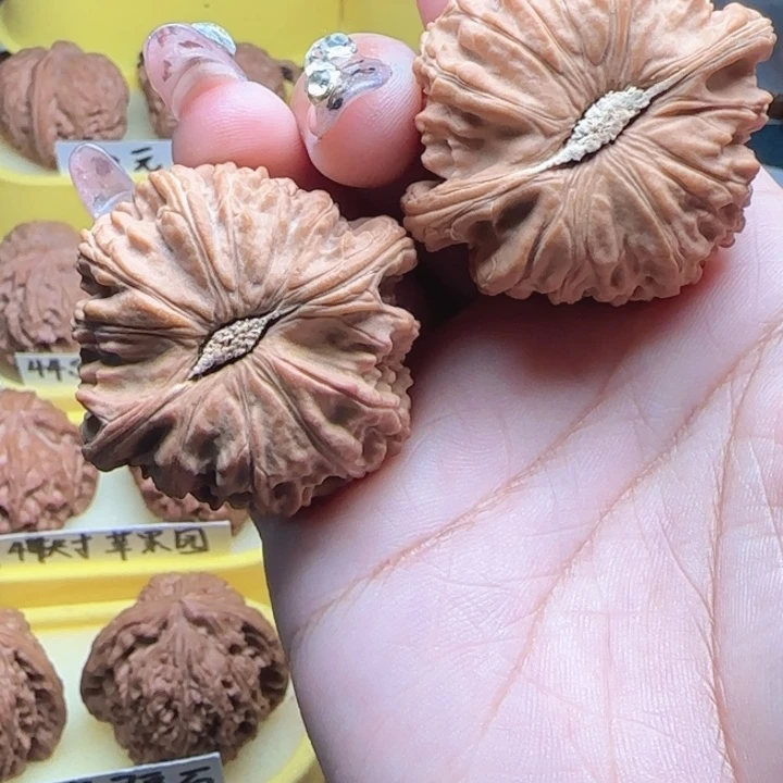 玉***）桃核吊坠弯弯核桃白狮子