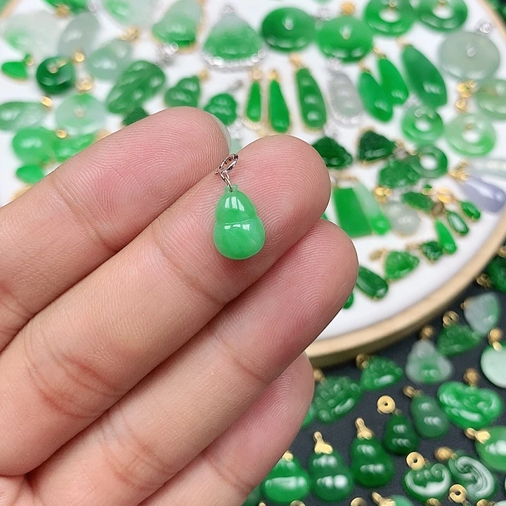 .***桃翡翠18K金镶嵌颈饰男绿小葫芦