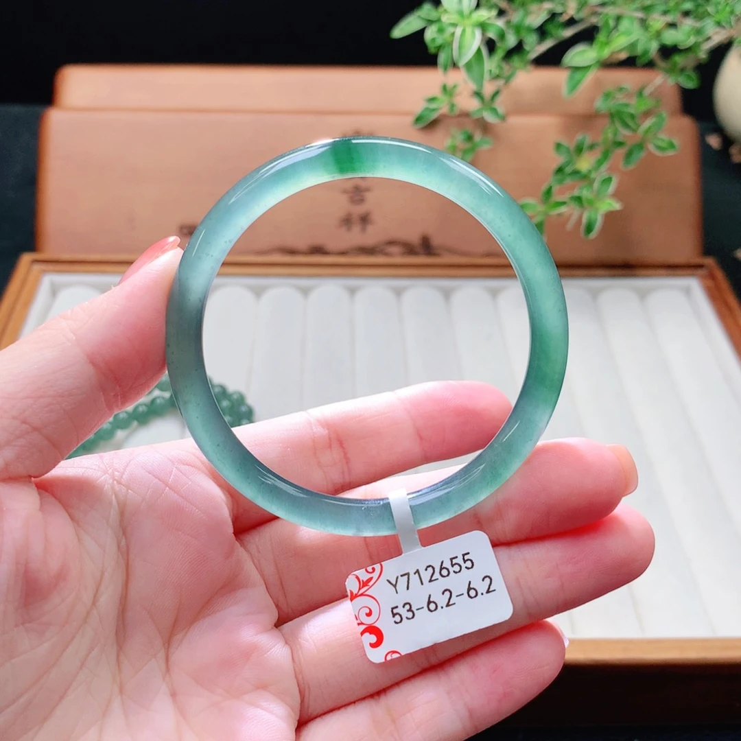 未镶嵌手镯（圆镯）翡翠