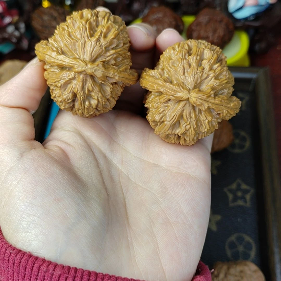 文玩核桃吊坠43有修白狮子