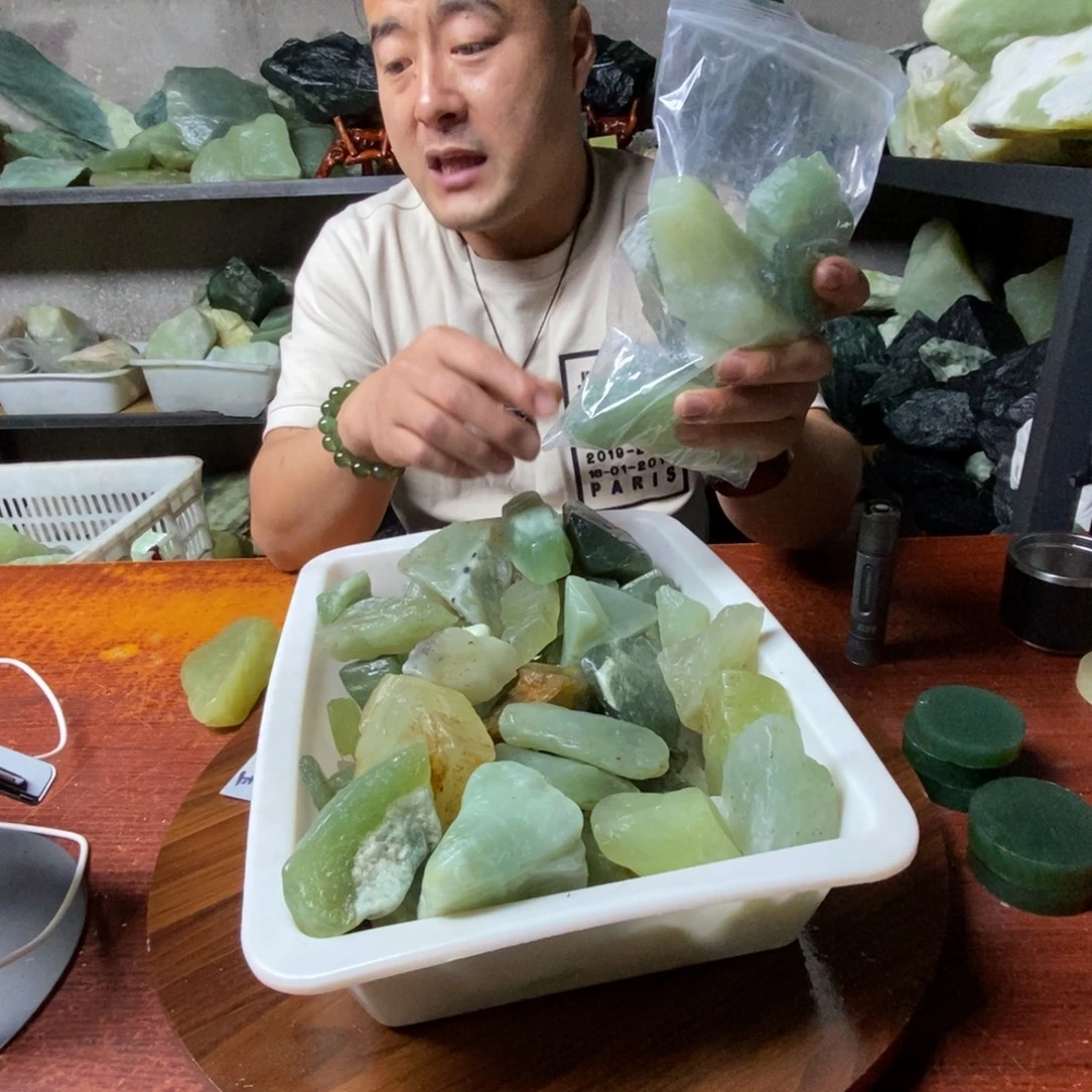 蛇纹石玉未镶嵌岫玉鱼缸石随机发