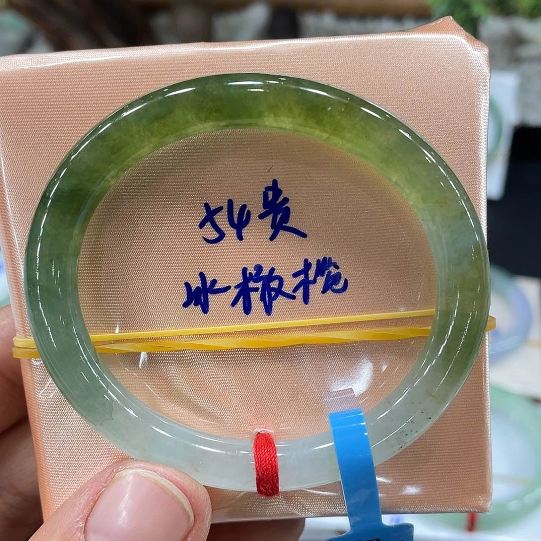 翡翠手镯未镶嵌翡翠