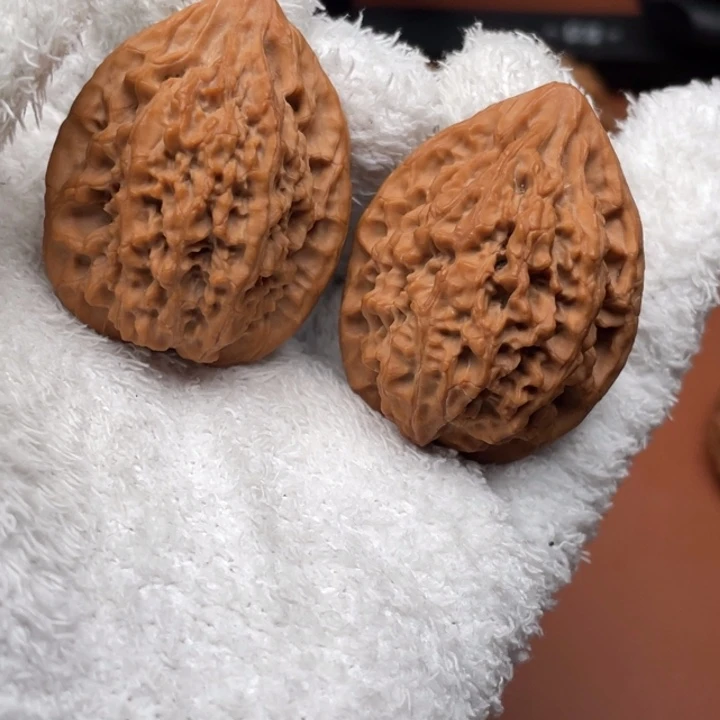 墨***白文玩核桃吊坠秦核等人的故事也在