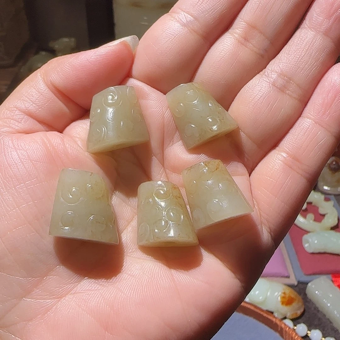 和田玉挂件未镶嵌深**剑