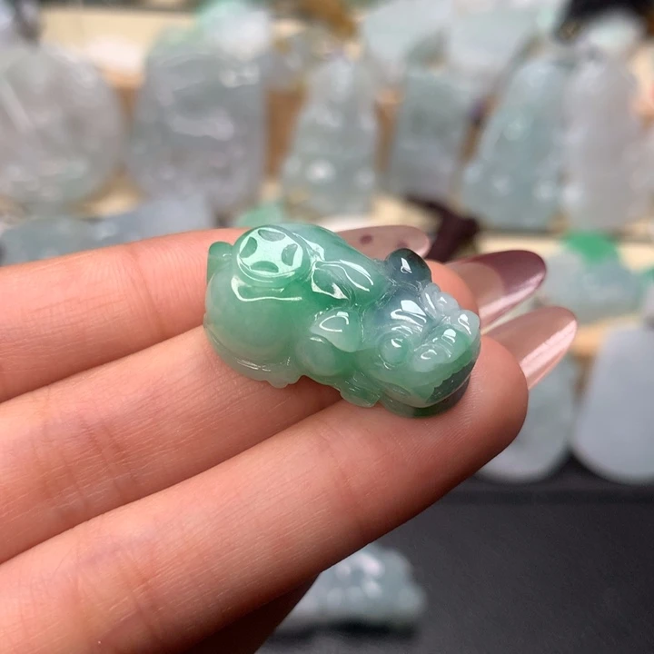 翡翠颈饰未镶嵌貔貅吊坠