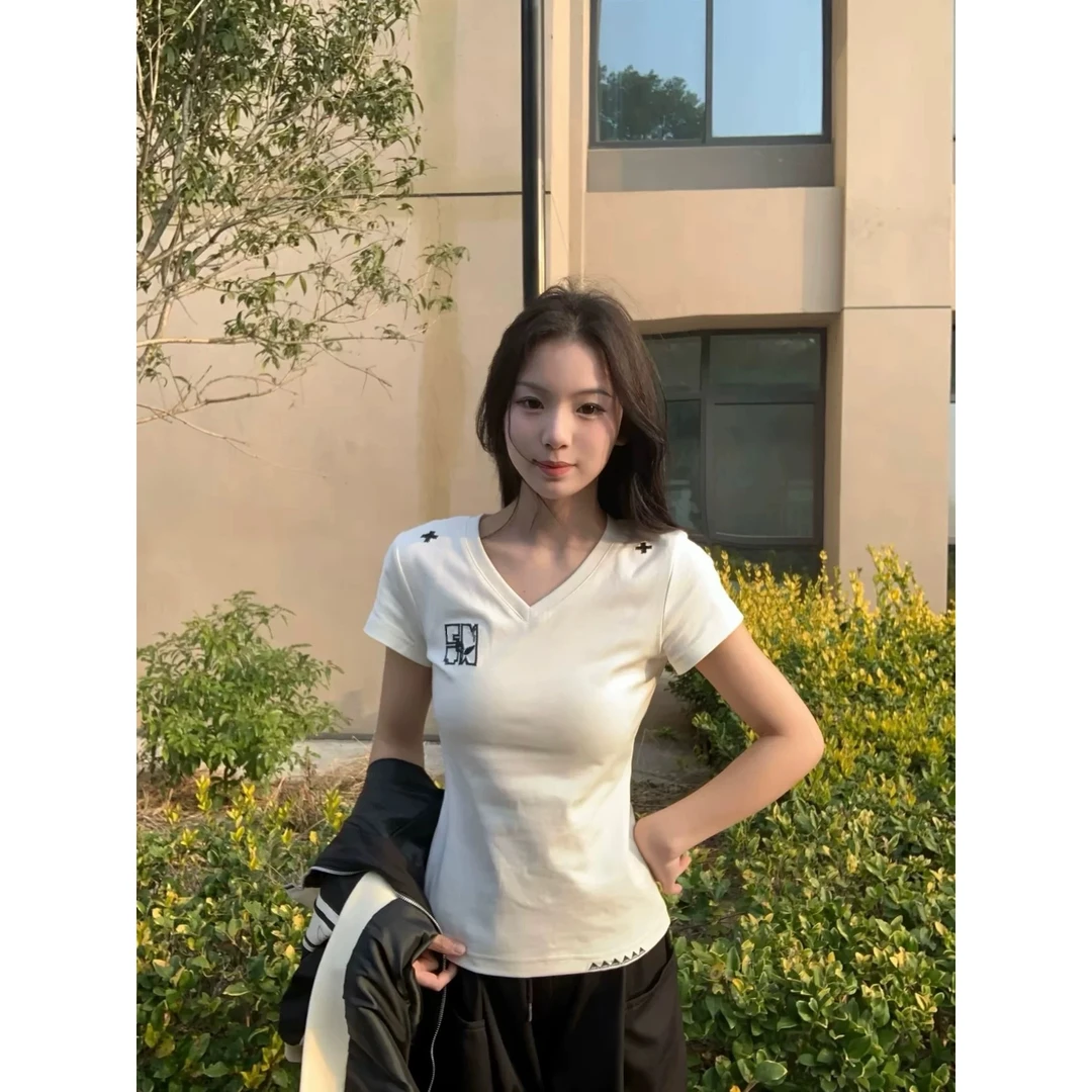 美式辣妹白色刺绣V领短袖正肩t恤女夏季2025新款修身显瘦百搭上衣