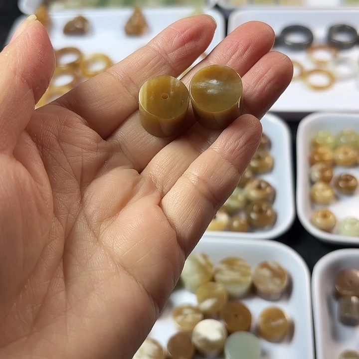 繁***星和田玉（糖玉）未镶嵌颈饰