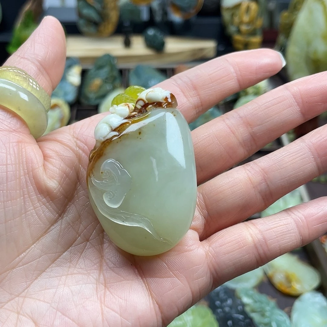 蛇纹石玉颈饰未镶嵌毛*花玉老鼠