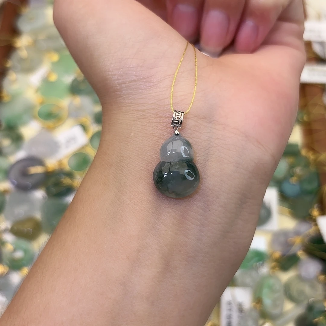 珍****翡翠18K金镶嵌颈饰葫芦