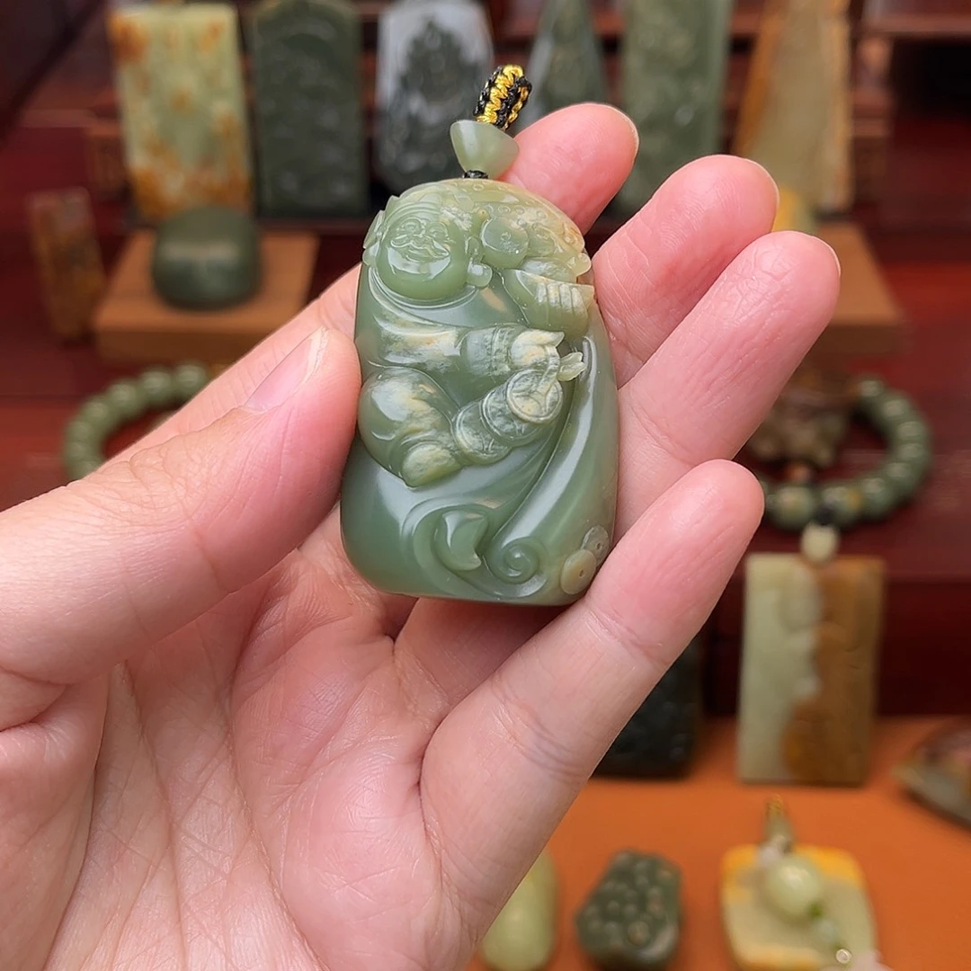 岫岩河磨玉（透闪石质玉）未镶嵌颈饰强***笑