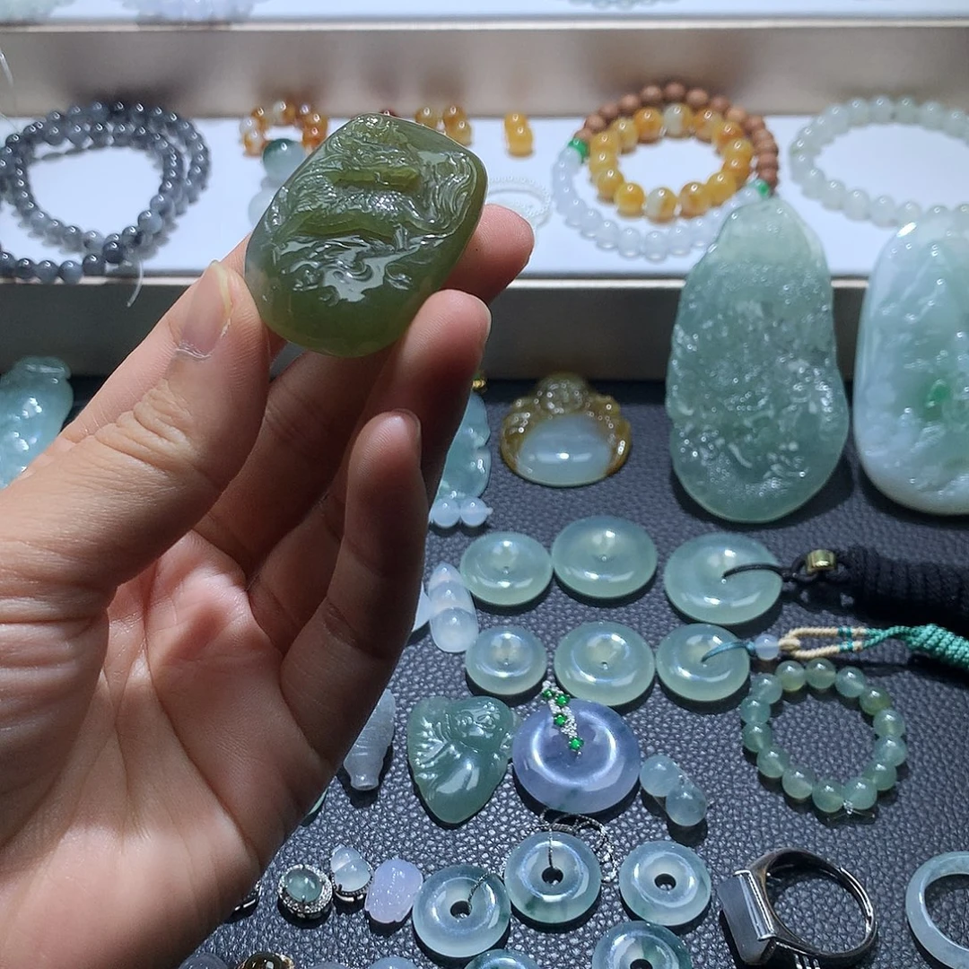 翡翠未镶嵌颈饰麒麟