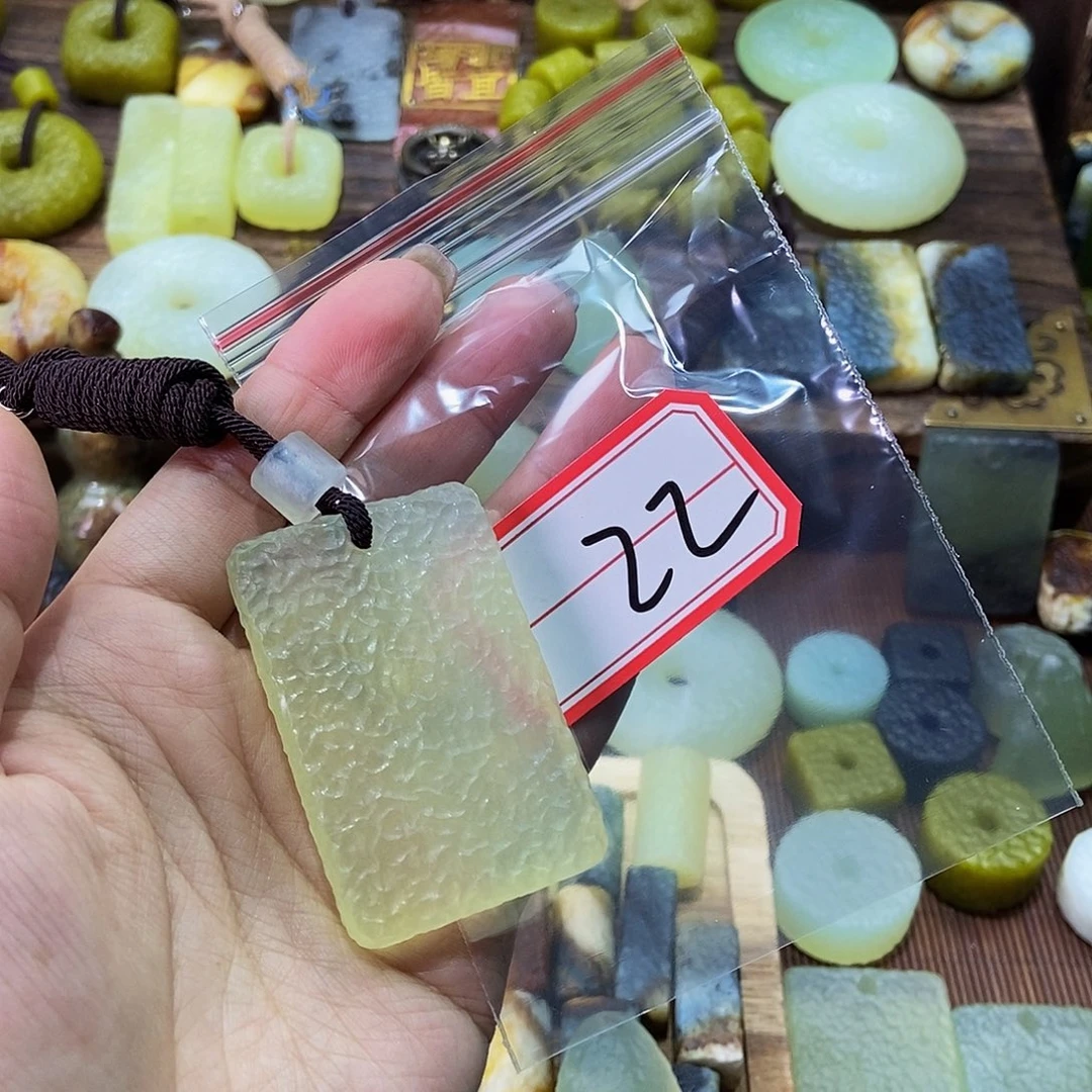 蛇纹石玉未镶嵌挂件M***边
