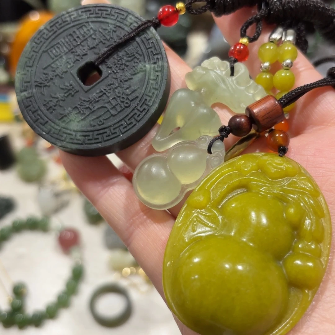 岫岩老玉（透闪石质玉）未镶嵌颈饰打包