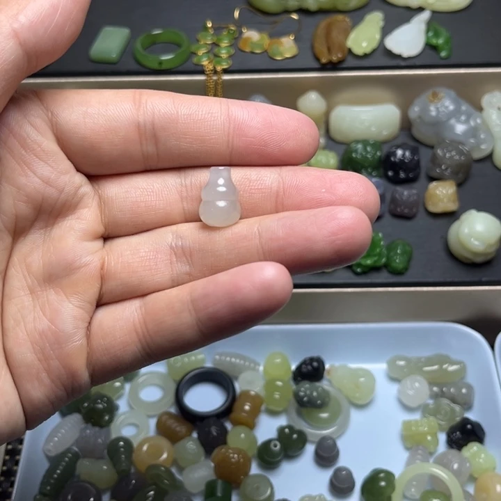 米***儿和田玉未镶嵌手链