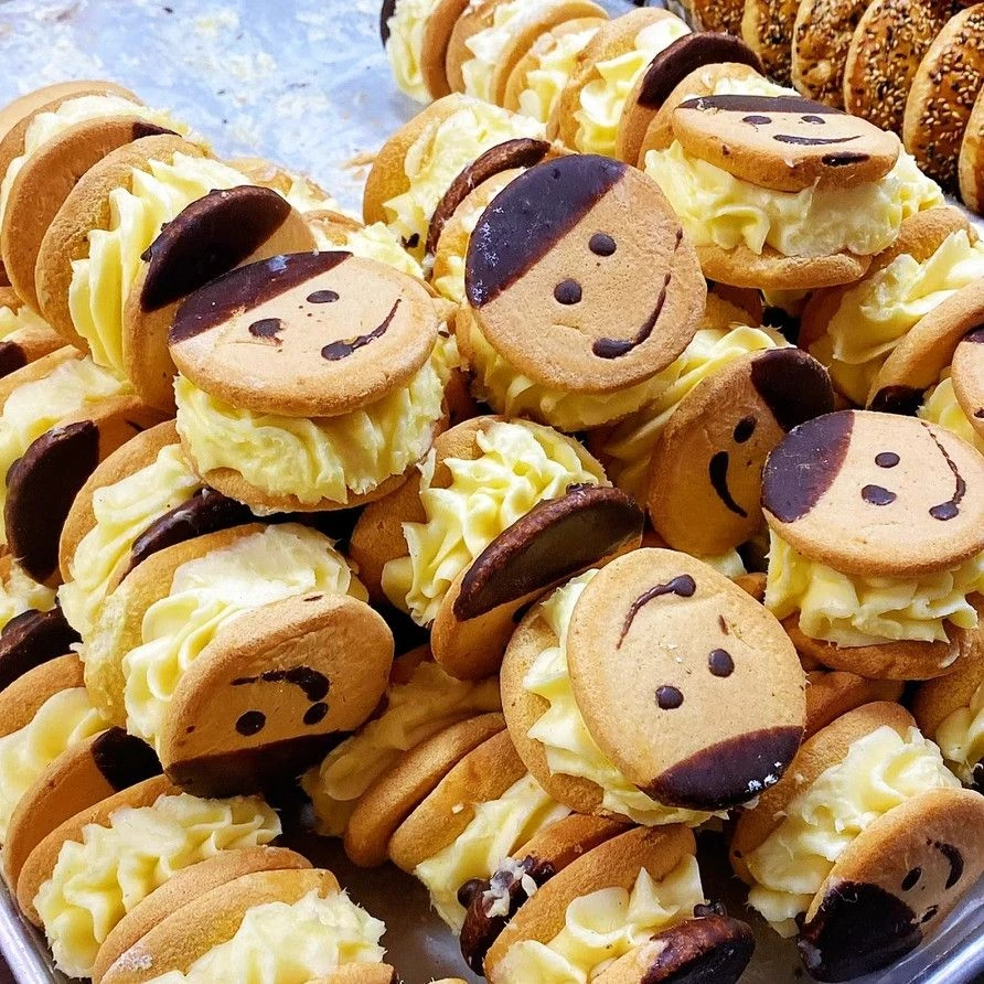 怀旧笑脸娃娃奶油夹心蛋糕新日期批发传统早餐糕点甜品硬奶油蛋糕