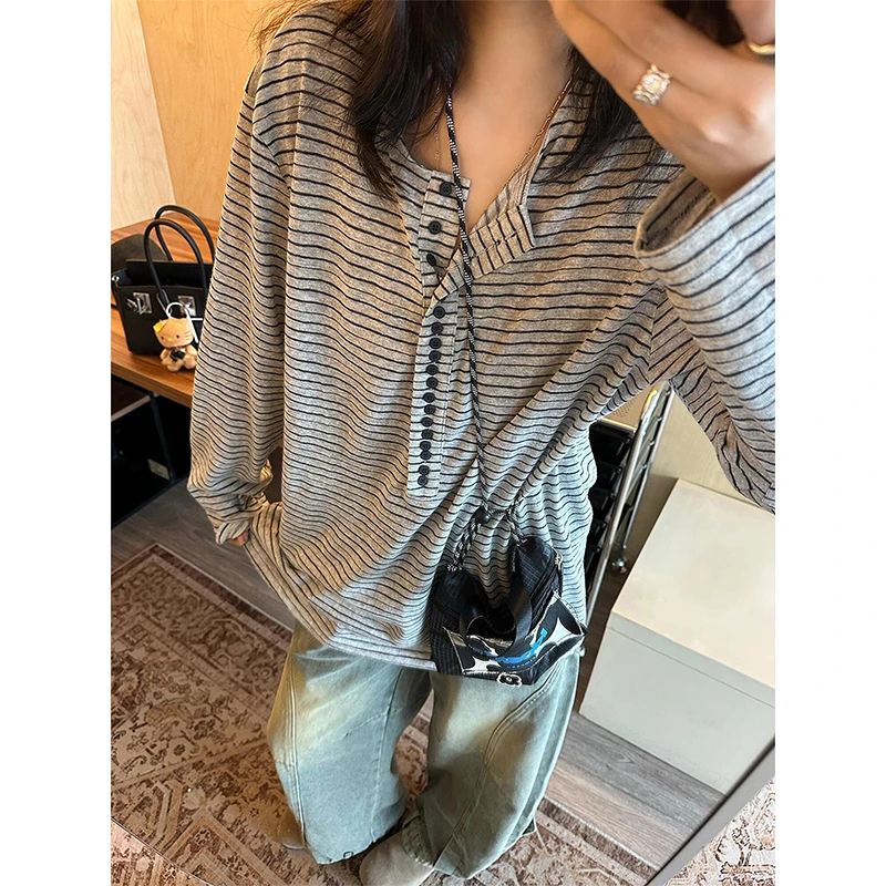 灰色条纹排扣宽松慵懒长袖T恤女2025秋季设计感百搭显瘦防晒上衣