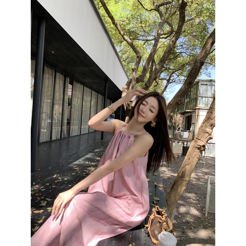 夏日穿搭粉色挂脖连衣裙女2024新款可爱甜美度假风长裙
