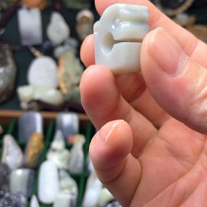 .***7和田玉未镶嵌颈饰